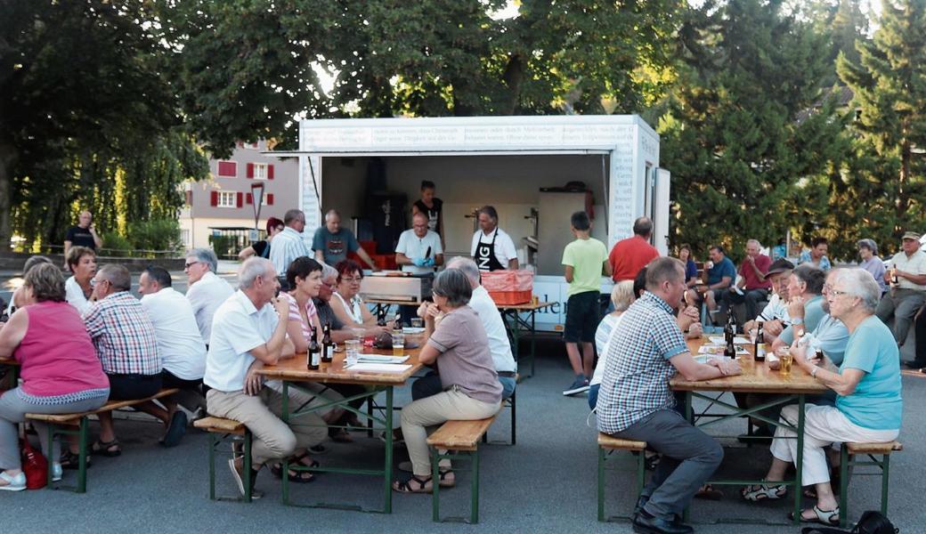 Zahlreiche Einwohner genossen bei herrlichem Wetter eine Wurst mit Getränk beim Redaktionswagen auf dem Kirchplatz. 