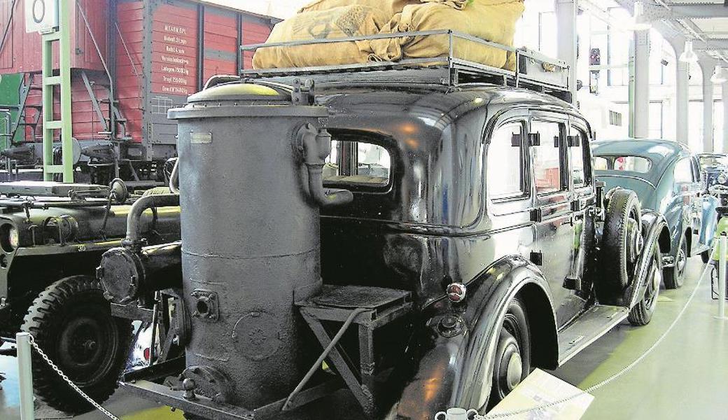 Holzgas statt Sprit: Im Städtli verkehrten in den Kriegsjahren fast keine Autos. Nur den Arzt hätten sie hin und wieder vorbeifahren sehen, mit seinem Holzvergaser, erinnert sich Hans Schwendener. Mit Holzgas betriebene Autos, wie beispielsweise den abgebildeten «Adler Diplomat», hat man während des Kriegs öfter gesehen. Auch in der Schweiz. 