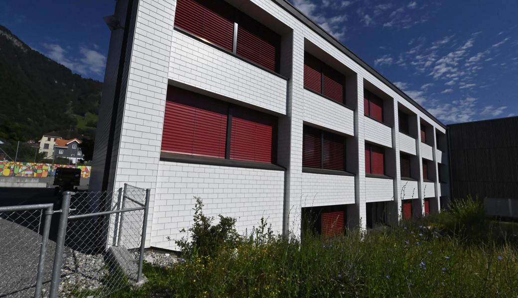 Unten links befindet sich der Tankraum. Das Fensterband wird verlängert, sodass in den neuen Gruppenraum ebenso viel Licht fällt wie ins Schulzimmer gleich rechts daneben.
