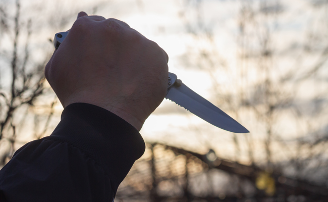 Auf Bahnsteig: Betrunkener sticht 24-jährigen Mann nieder