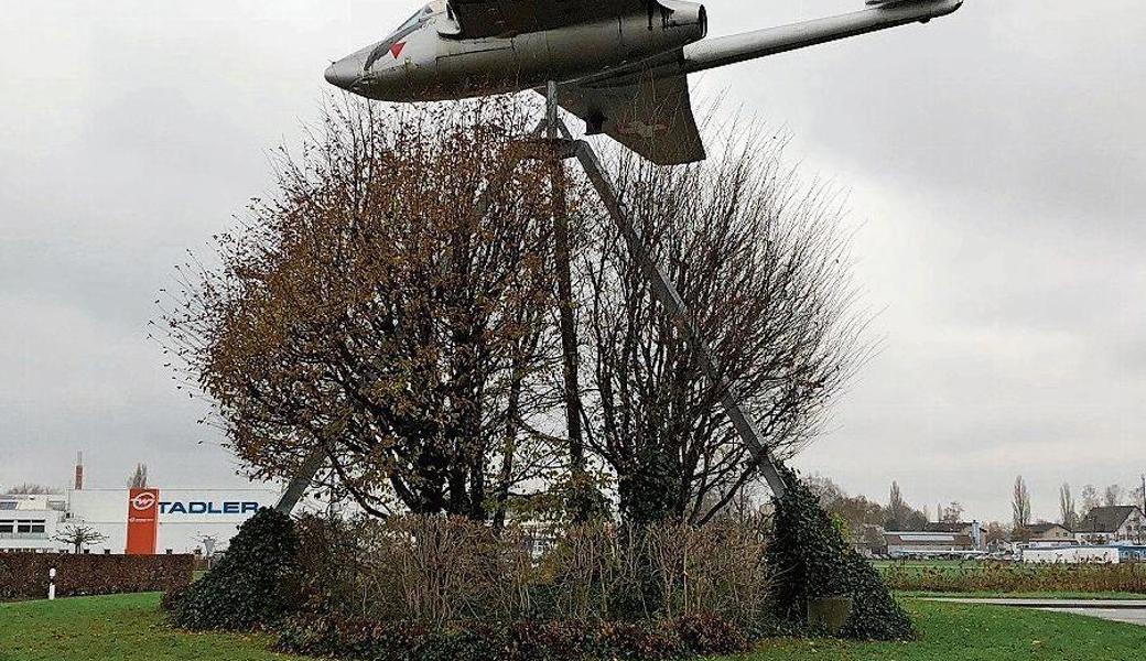 Die «Vampire» kehrt nach der Reparatur an ihren Standort im Kreisel zurück. 