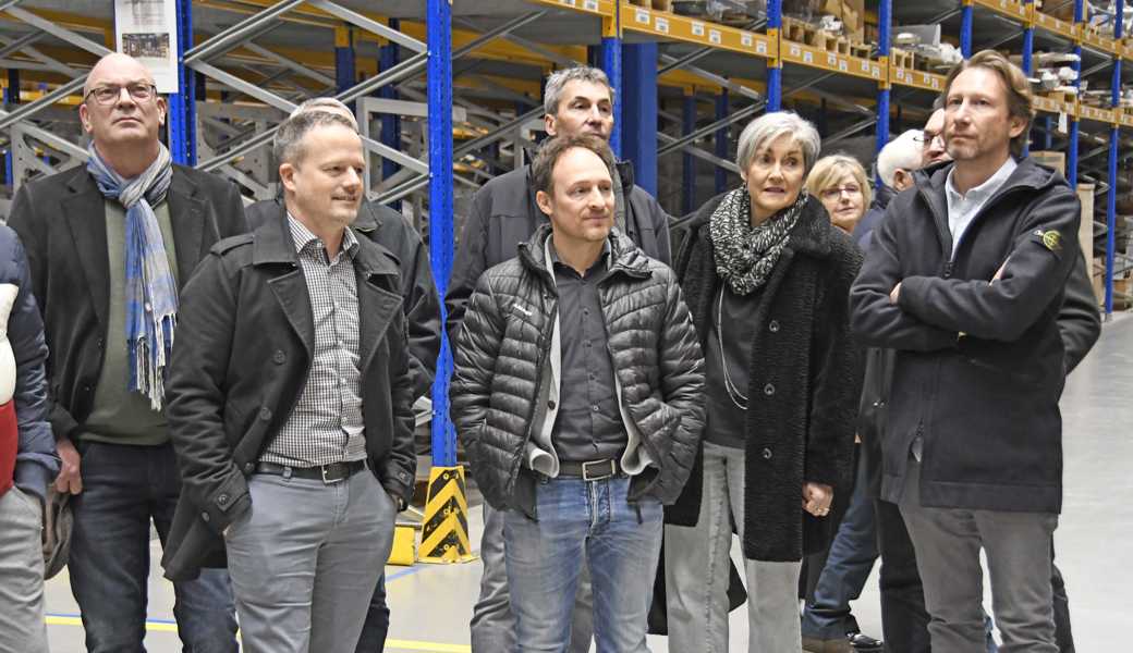 Die Mitglieder der FDP Rheintal liessen sich den Ablauf bei Stadler Rheintal in St. Margrethen erklären.
