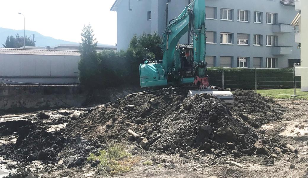 Ein Bagger hat am Hirschenweg 1 mit Aushubarbeiten begonnen.