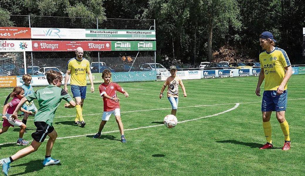 Höhepunkt für die Kinder: Fussball spielen mit den Eishockeystars wie hier Fabian Heldner (links) und Gilles Senn.