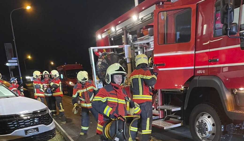 Vanessa Koller (vorne) bei einem Einsatz: «In der Feuerwehr kann man viel lernen.» 