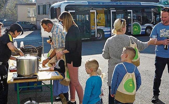 Viele Besucher am Tag der offenen Tür bei der RTB Rheintal Bus