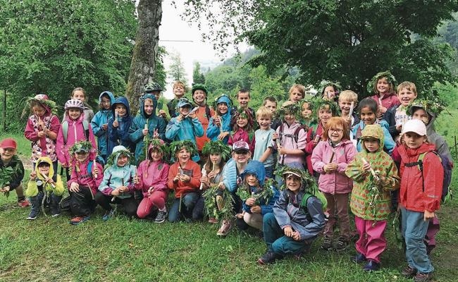 Kinder erleben einen Wiesenzauber