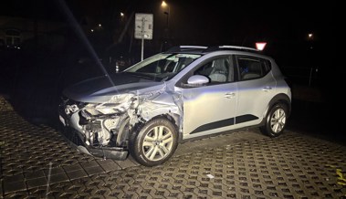 Alkoholisierte Fahrerin kracht in Brückengeländer und lässt Auto stehen