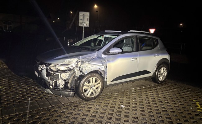 Alkoholisierte Fahrerin kracht in Brückengeländer und lässt Auto stehen