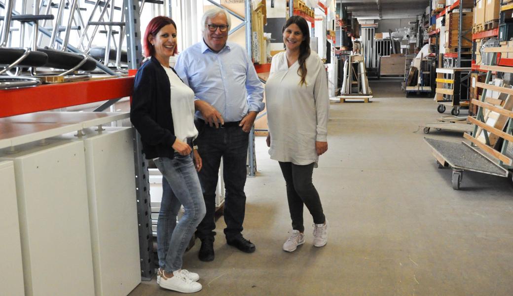 Andreas Jenny, Firmengründer und -inhaber der Atelier Jenny AG mit seinen Töchtern Martina Jenny, CEO (r.) und Claudia Jenny (Buchhaltung)im 3000 m2 grossen Lager an der Hauptstrasse 35 in Balgach. Das Bild entstand im Juli. Am 14. August brachte Martina Jenny-Sapra Sohn Tristan zur Welt.  Andreas Jenny, Firmengründer und -inhaber der Atelier Jenny AG mit seinen Töchtern Martina Jenny, CEO (r.) und Claudia Jenny (Buchhaltung)im 3000 m2 grossen Lager an der Hauptstrasse 35 in Balgach. Das Bild entstand im Juli. Am 14. August brachte Martina Jenny-Sapra Sohn Tristan zur Welt.