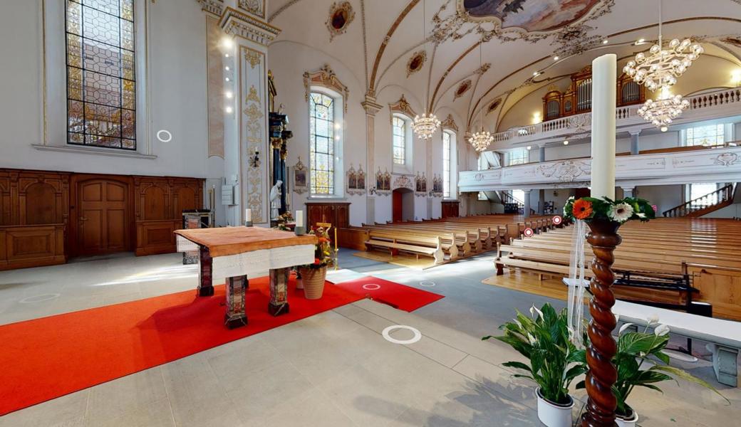 Eine ungewohnte Perspektive: Das Kirchenschiff vom Eingang in den Turm. 