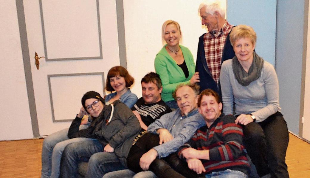 Die Theatergruppe des PFVO ist voll motiviert beim Proben: (hinten v. l.) Renate Sonderegger, Meinrad Kühnis (Souffleur), Jasmine Stieger, (vorne v. l.) Alessia Gmünder (liegend), Andrea Hürzeler, Werner Kolb, Heinrich Zäch und Mirco Gschwend.