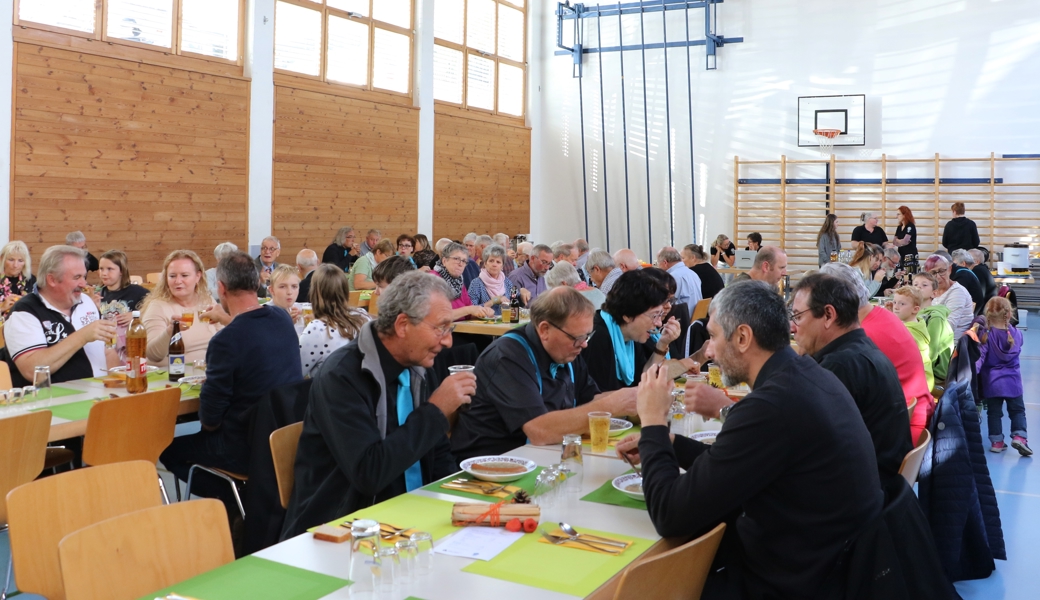 Gemütliches Beisammensein beim Suppentag in der Mehrzweckhalle mit Musik vom «Echo vom Löchli».