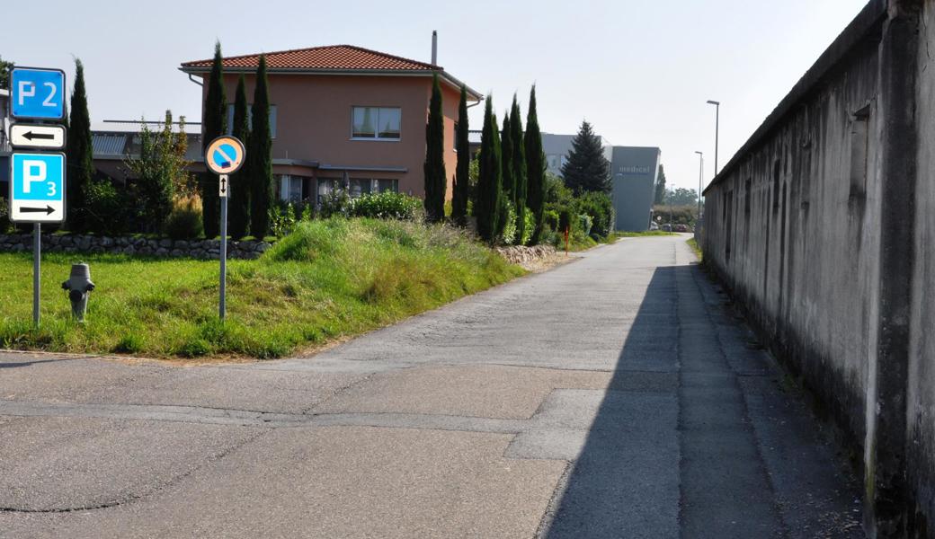 Zum P3 am Ende der Dornierstrasse fährt man an mehreren Einfamilienhäusern vorbei. 