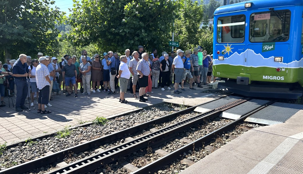 Geduldig warteten die Veterane mit ihren Partnerinnen im Schatten auf die Arth-Rigi-Bahn. Foto: j.