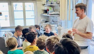 Kinder giessen Osterhasen im Café Gantenbein