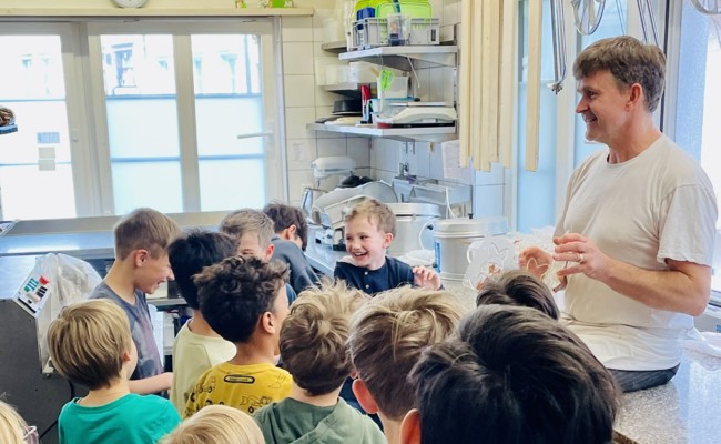 Kinder giessen Osterhasen im Café Gantenbein