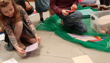 Es werde Frühling: Kinder spielten die Rolle eines Schneeglöckchens