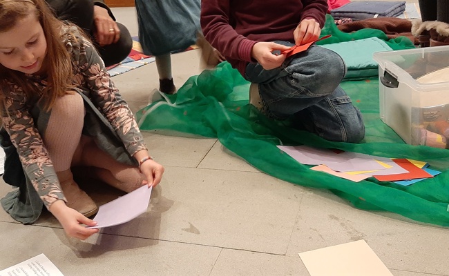 Es werde Frühling: Kinder spielten die Rolle eines Schneeglöckchens