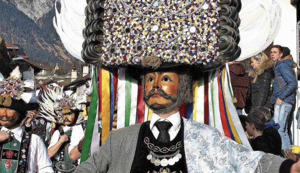 Der Spiegel- oder Altartuxer ist der Stolz jeder Mullergruppe. Sein Kopfschmuck ist mindestens ein Meter hoch und wiegt etwa 14 Kilo.