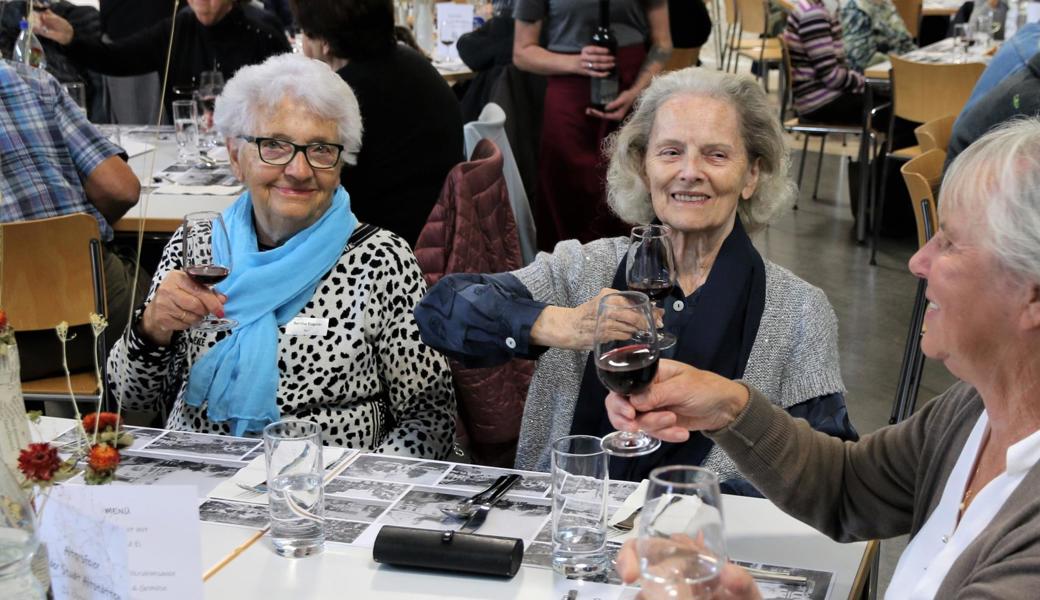 Ein Glas Wein auf die Gesundheit und die Gemütlichkeit.