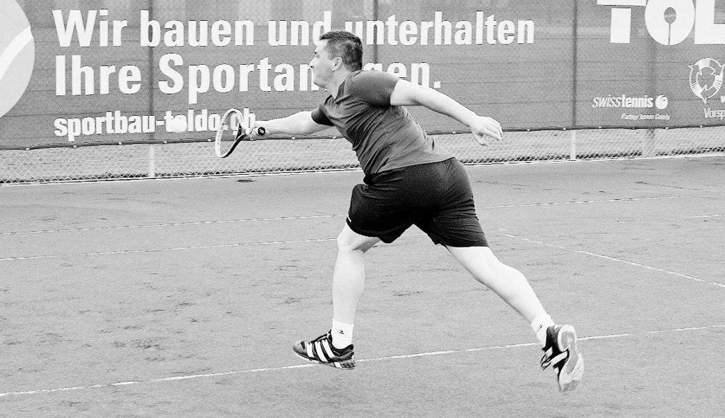 Silvan Hutter zeigt Einsatz am Netz und streckt sich, um zu volieren. Bild: pd