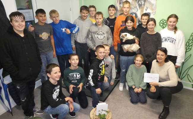 Schülerinnen und Schüler verkauften Süssmost zugunsten der Katzenstation