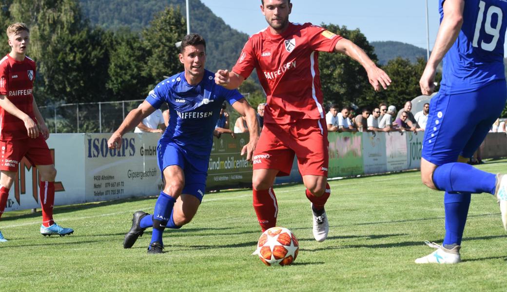 Rüthis Nino Schnüriger versucht angestrengt, Joël Eberle vom Ball zu trennen. 