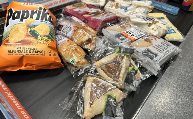 Nussgipfel, Schokoladenpulver und Käse: Heimweh passt in einen Koffer