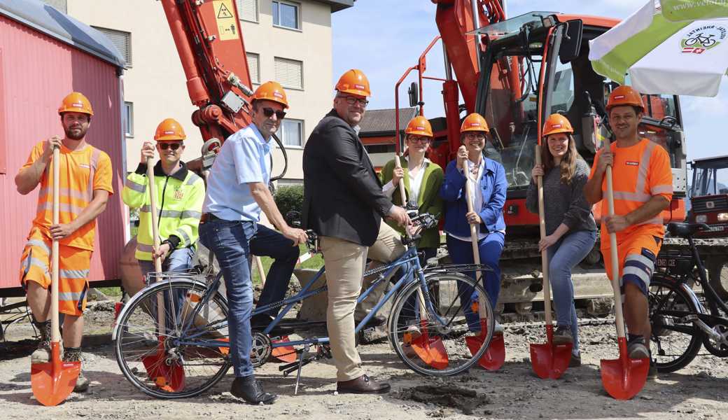 Heben die Schaufeln für den neuen Oberchirlen-Weg (von links): Markus Hobi (Kluser AG), Daniel Keel (Stadt Altstätten), Reto Friedauer (Präsident Verein Agglomeration Rheintal), Ruedi Mattle (Stadtpräsident Altstätten), Romy Gaug (Verein Agglomeration Rheintal), Sabina Saggioro (Geschäftsleiterin Verein St. Galler Rheintal), Elisabeth Goerens (Stadt Altstätten) und Philipp Kluser (Kluser AG). 