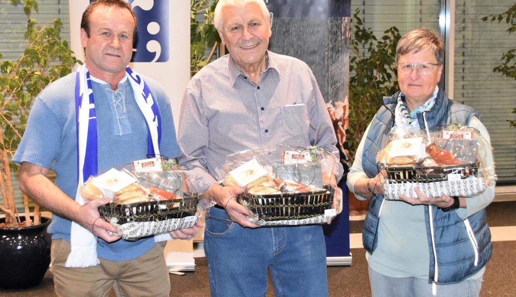 Geehrte Schafferinnen und Schaffer im Hintergrund: Roland Frei (FC Widnau), Jürgen Golling (SK Widnau bzw. Rhy Swimming) und Marlis Heeb (FC Rüthi).