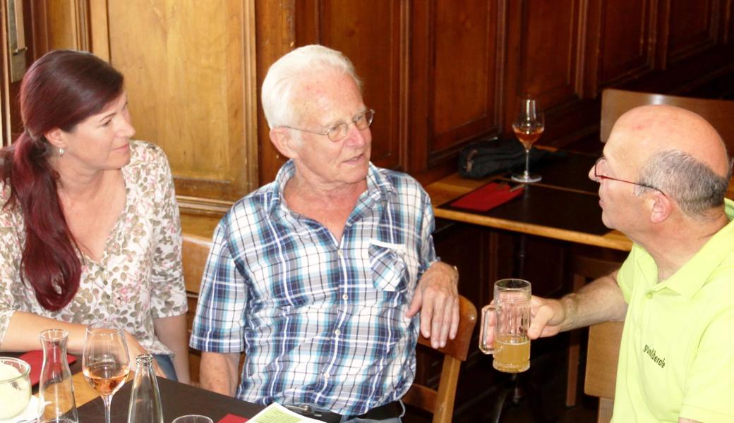 Die Sexgewerbe-Kennerin Heidi war mit dem St. Galler Chefarzt Pietro Vernazza (rechts) nach Altstätten gekommen, der sich hier mit dem ehemaligen Altstätter Chefarzt Wolfgang Kessler unterhält.