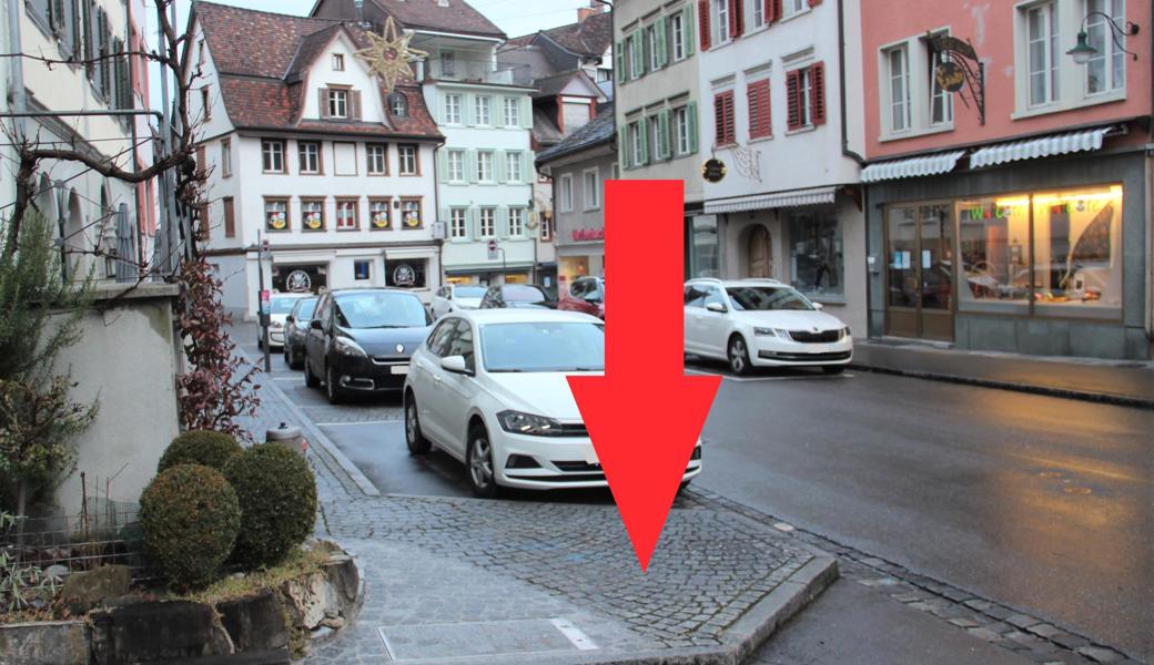 Kurz darauf befuhr der Betrunkene auf der Suche nach einem freien Parkplatz die Obergasse und rammte eine Sitzbank, die sich auf einem kleinen Plätzchen (Pfeil) vor seinem Lieferwagen befand. 