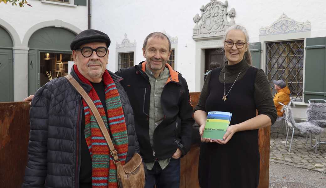 Sich inspirieren lassen, Kunst neutral geniessen und neue Kontakte knüpfen: Das ist die Idee der Initianten der Gemeinschaftsausstellung Daniel Stiefel (links) und Markus Buschor sowie Monika Meyer, Kuratorin des Museums Prestegg in Altstätten.  Sich inspirieren lassen, Kunst neutral geniessen und neue Kontakte knüpfen: Das ist die Idee der Initianten der Gemeinschaftsausstellung Daniel Stiefel (links) und Markus Buschor sowie Monika Meyer, Kuratorin des Museums Prestegg in Altstätten.