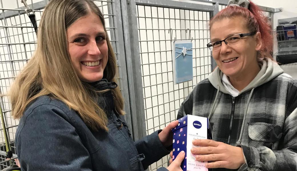 Andrea Zäch überbringt Maria Magdalena persönlich ein Weihnachtsgeschenk ihres Adventskalenders. 