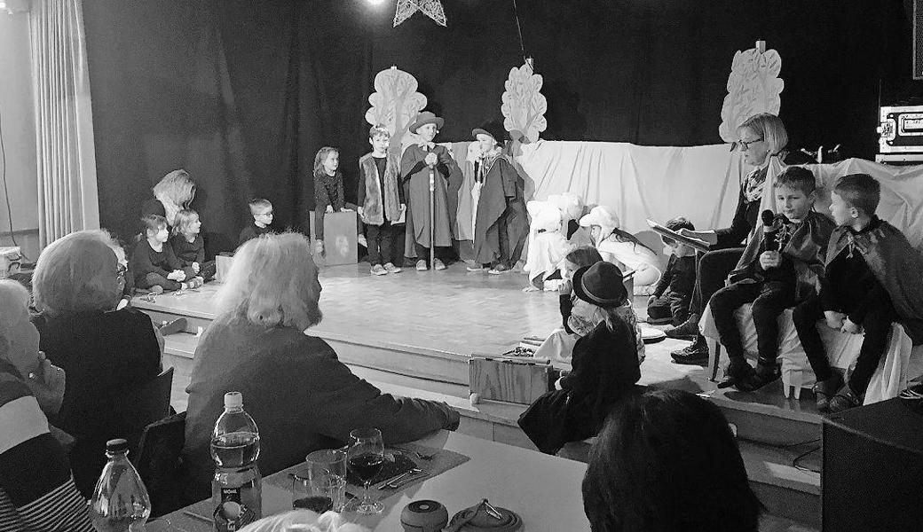 Mit dem Krippenspiel «Em Simon sini 4 Liechter» zogen die Kinder des Kindergartens Kirchenfeld die Gäste in ihren Bann. Bild: AB