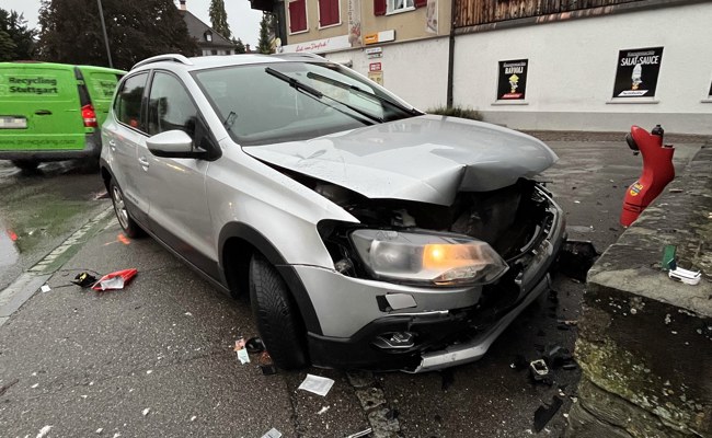 Auto gerät auf Gegenfahrbahn, kollidiert mit Kleinmotorrad und fährt dann in Steinmauer