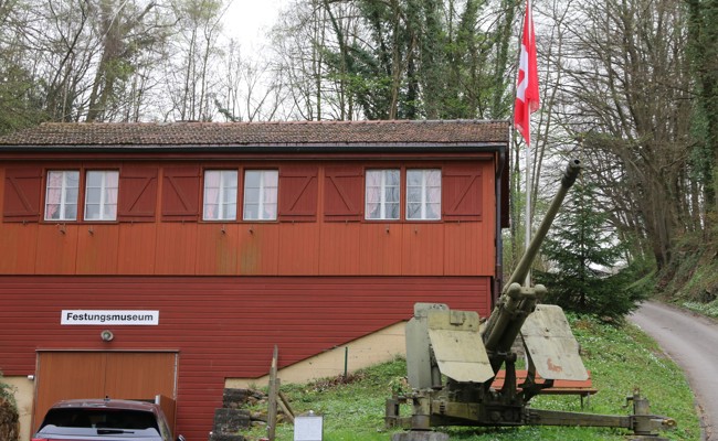 In den Militärmuseen gibt's am Nationalfeiertag für jeden Eintritt eine Grillwurst