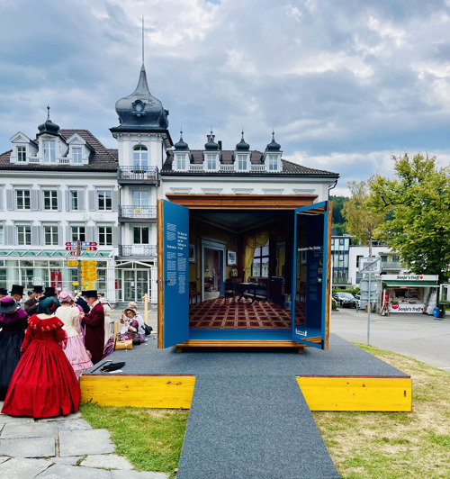 Als Ausstellungsraum dient ein übergrosser, begehbarer Biedermeierschrank. 