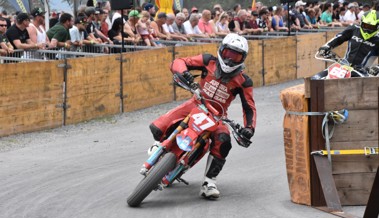 Der OK-Chef begeisterte die vielen Fans am ersten Supermoto-Rennen auf der Allmend – die Bilder