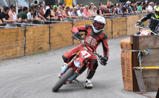 Der OK-Chef begeisterte die vielen Fans am ersten Supermoto-Rennen auf der Allmend – die Bilder