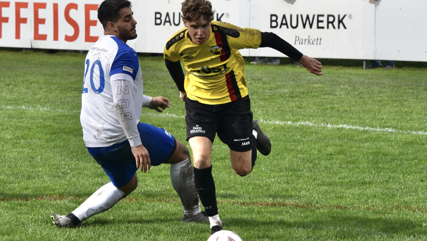 Tobia Walt (rechts) setzte sich über die linke Seite Mal für Mal durch und bediente dann seine Mitspieler. Tobia Walt (rechts) setzte sich über die linke Seite Mal für Mal durch und bediente dann seine Mitspieler.