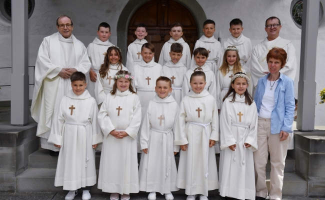 Festliche Freude: 27 Kinder empfangen die Heilige Kommunion