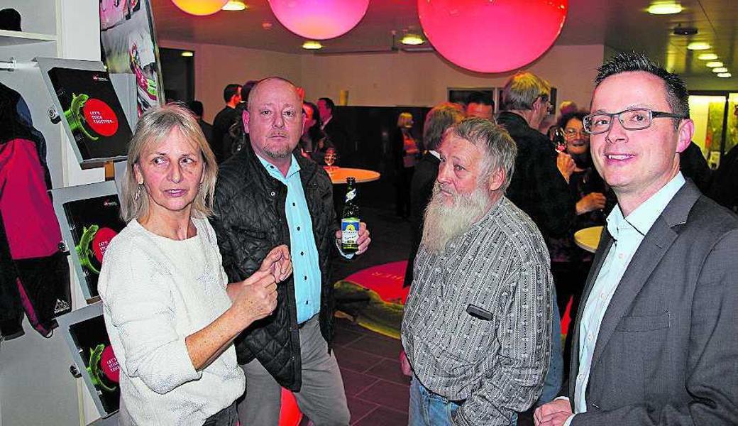 Carmen Bruss ist Kantonsrätin und unterhält sich hier mit den zwei Kandidaten Sven Künzler (2.v.l.), Ralph Studer (r.) sowie Hans Zigerlig.