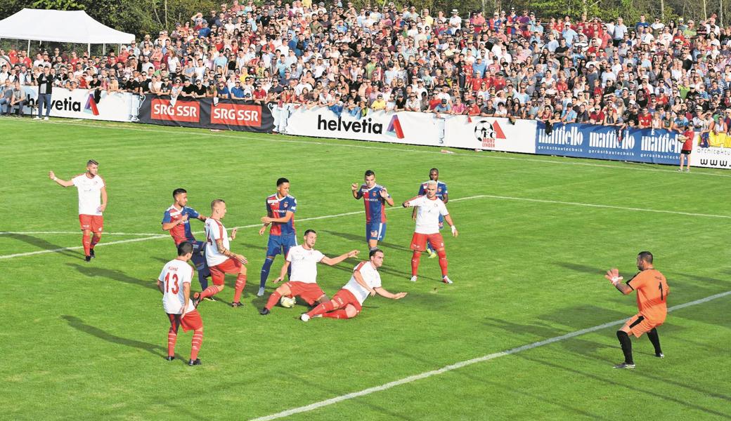 4350 Zuschauer sahen auf dem Kolbenstein, wie sich der FC Montlingen mit vereinten Kräften gegen den FC Basel wehrte. 