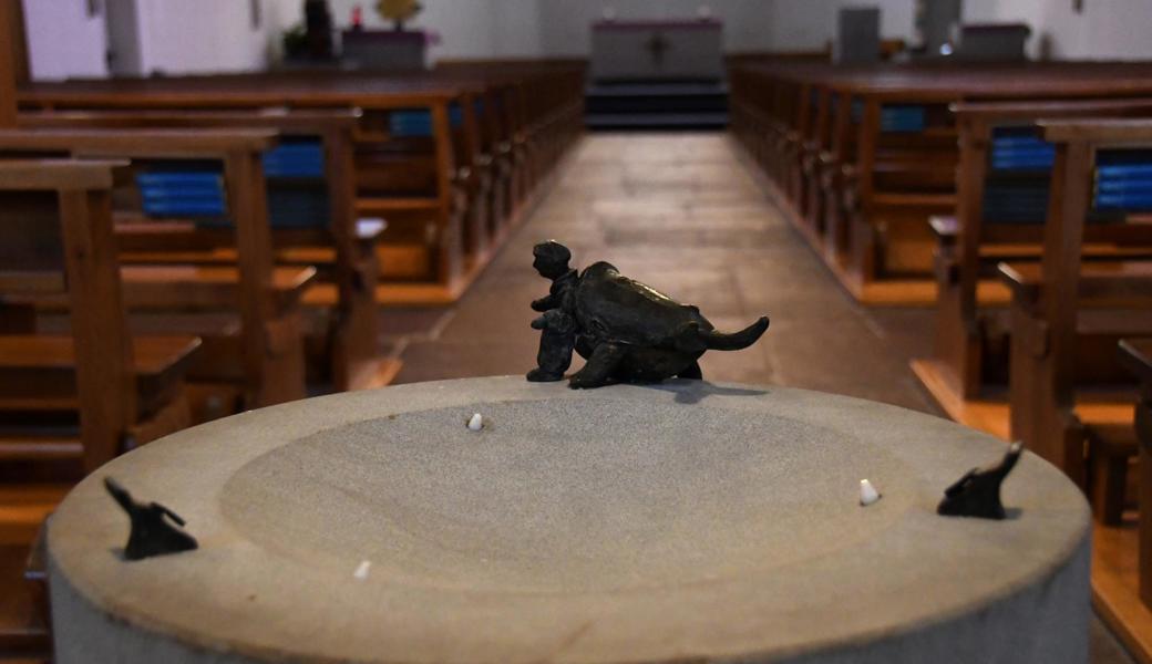 Die Weihwasserschale zu leeren ist ein Beitrag, wie die Ausbreitung des Coronavirus reduziert werden kann. Die Weihwasserschale zu leeren ist ein Beitrag, wie die Ausbreitung des Coronavirus reduziert werden kann.