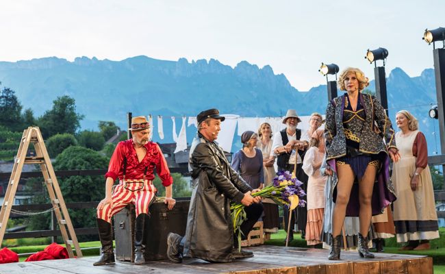 Magische Klänge und humorvolle Szenen: «Der Liebestrank» feiert Premiere auf der Seebühne