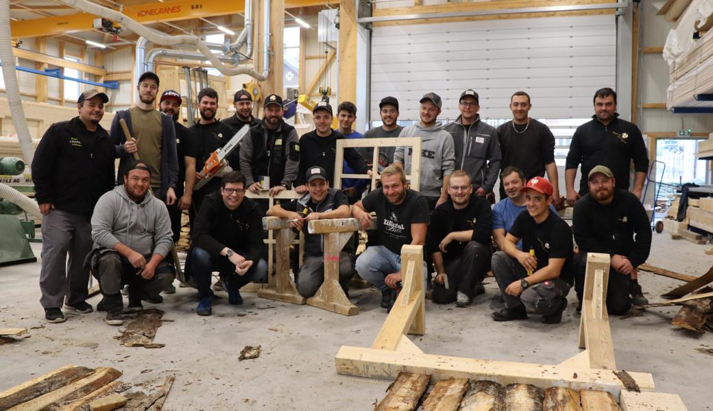 Manpower bei der Guggenmusik Lavaria. Auch beim Gestalten der Dekoration für ihr Jubiläumsfest.