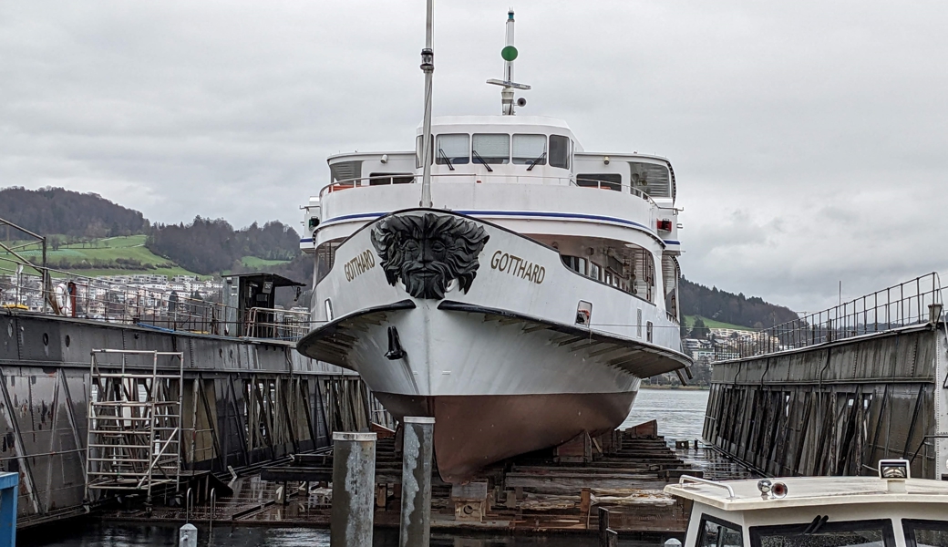 Motorschiff Gotthard auf dem Schwimmdock der Shiptec. 