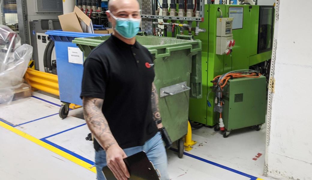 Für alle Mitarbeiter, die sich im Betrieb aufhalten, gilt Maskenpflicht. Türgriffe, Vorrichtungen und Hilfsmittel werden stündlich desinfiziert.